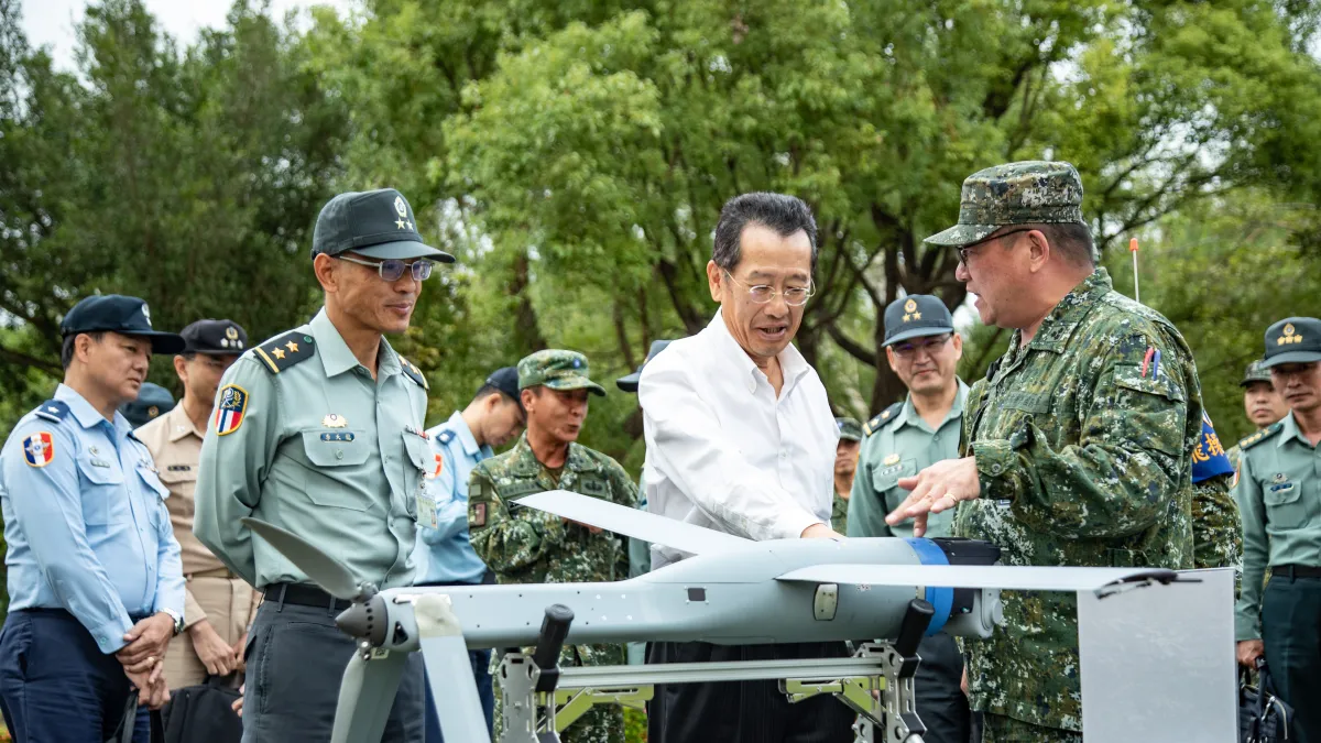 Unmanned systems are central to Taiwan's combat capability, yet related funding remains stalled in the Legislative Yuan. Defense Minister Wellington Koo (center) has expressed serious concern. (Photo provided by the Ministry of National Defense)