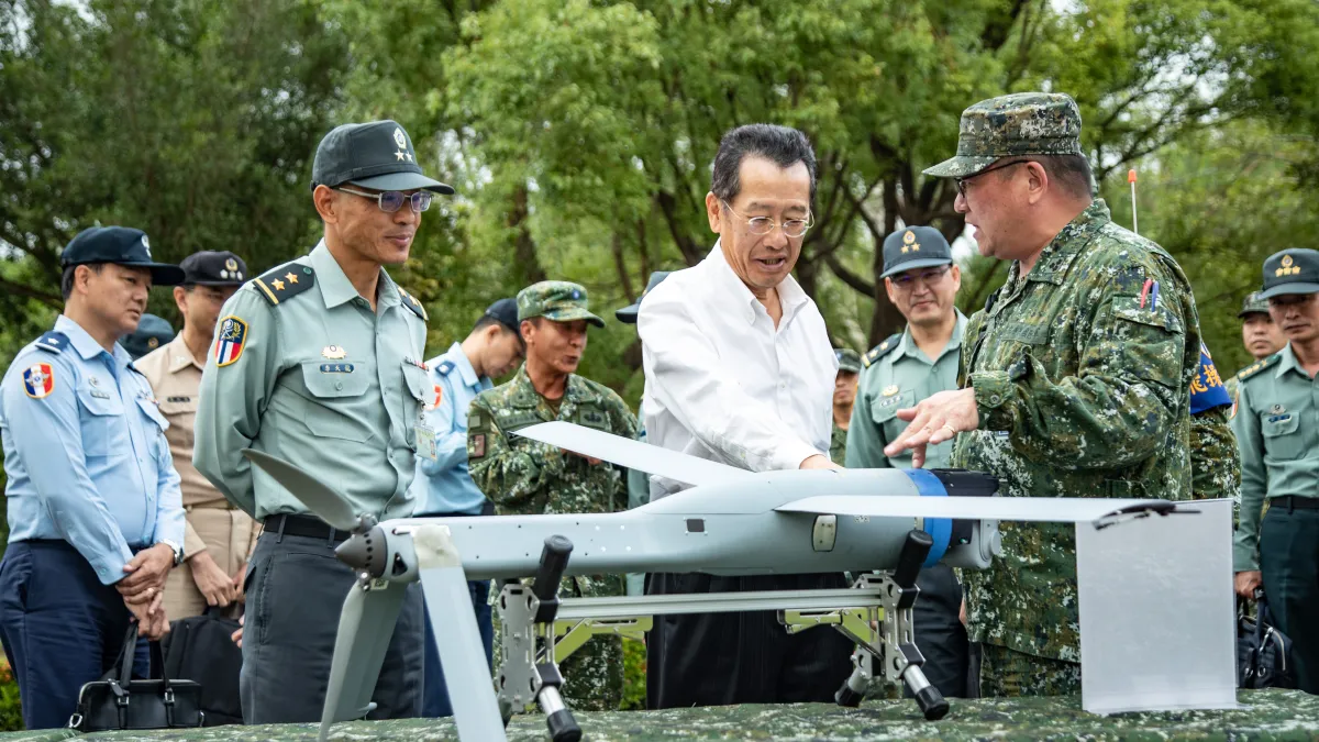 我政府編列「無人機採購特別預算」2100億元,各部會也編列無人機預算達192億元,但缺少對軍用、民用、研發等各方面的整體規劃和戰略觀。(國防部提供)