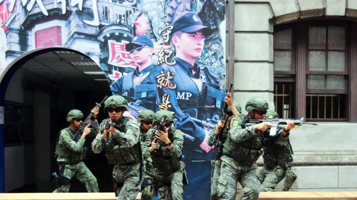 因為演習視同作戰,漢光期間全軍無論上將司令還是平時戴白盔、著筆挺制服的憲兵都會換上迷彩服。(資料照,取自青年日報) 因為演習視同作戰,漢光期間全軍無論上將司令還是平時戴白盔、著筆挺制服的憲兵都會換上迷彩服。(資料照,取自青年日報)