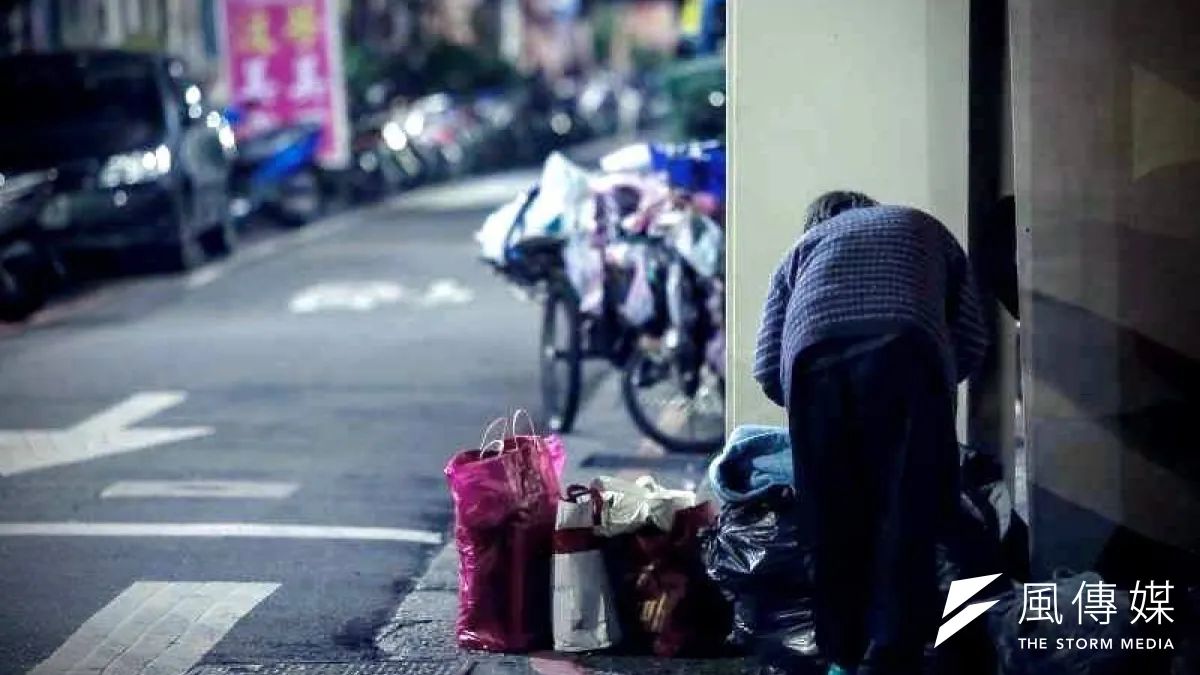 「她們最後會走到這裡真的是逼不得已、真的發生很多事,甚至我們對她好、可能是她活了50多年第一次有人真心對她好...」她們曾以主婦身份為家庭付出,步入中年後卻因家庭破碎流落街頭、想回娘家還被罵「去跳河」,疫情高峰更讓「存錢有家」的夢更遠,在萬華這處「女子宿舍」見證了各種人生。(顏麟宇攝)