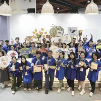 客家館集結多家客家特色業者,邀請民眾來客家館了解客家多元美食文化。(圖/客委會提供) 客家館集結多家客家特色業者,邀請民眾來客家館了解客家多元美食文化。(圖/客委會提供)