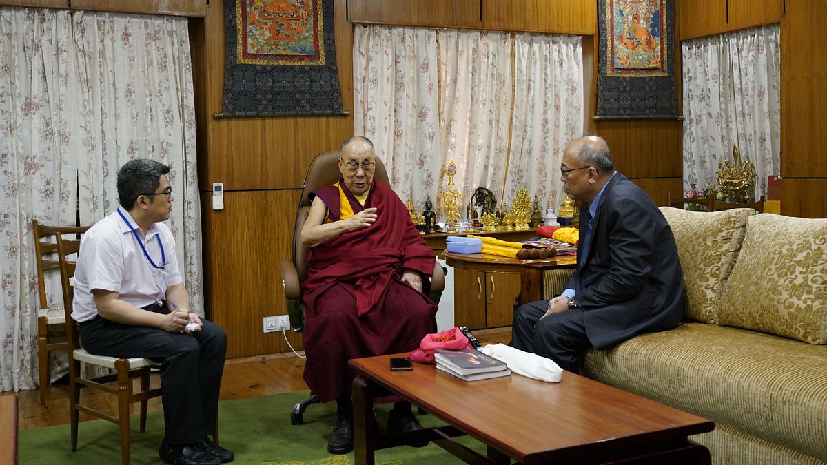 蔣揚仁欽博士(左一)在達蘭薩拉官邸受命為達賴喇嘛尊者進行翻譯。 (蘇嘉宏教授提供) 蔣揚仁欽博士(左一)在達蘭薩拉官邸受命為達賴喇嘛尊者進行翻譯。 (蘇嘉宏教授提供)