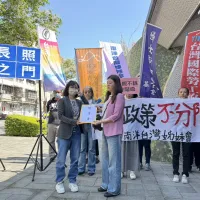 20260318-10多名新住民團體代表今日至衛福部前抗議,為何同樣沒有身分證,白領外籍專業人士可以使用長照,新住民卻不可以。陳情書由長照司科長余姍瑾(左一)接受。(黃天如攝) 20260318-10多名新住民團體代表今日至衛福部前抗議,為何同樣沒有身分證,白領外籍專業人士可以使用長照,新住民卻不可以。陳情書由長照司科長余姍瑾(左一)接受。(黃天如攝)