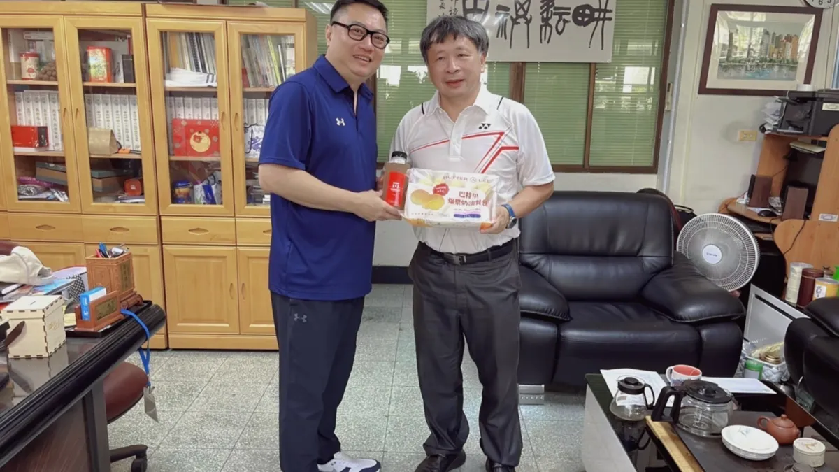 民族國小陳俊郎校長感謝(右)新任林錦泰會長,捐贈石斑魚禮盒。(圖/高市教育局提供)