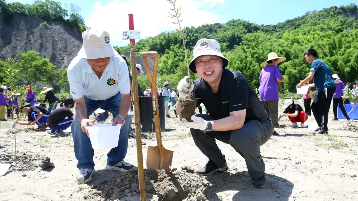 日月光環境山林,在全台林地種下顆顆希望的幼苗,日月光投控營運長吳田玉(右),今帶領幼稚園及國小小朋友、國中學生及日月光員工,在高雄市燕巢區林地,種下小樹苗。 (圖片由財團法人日月光環保永續基金會提供)