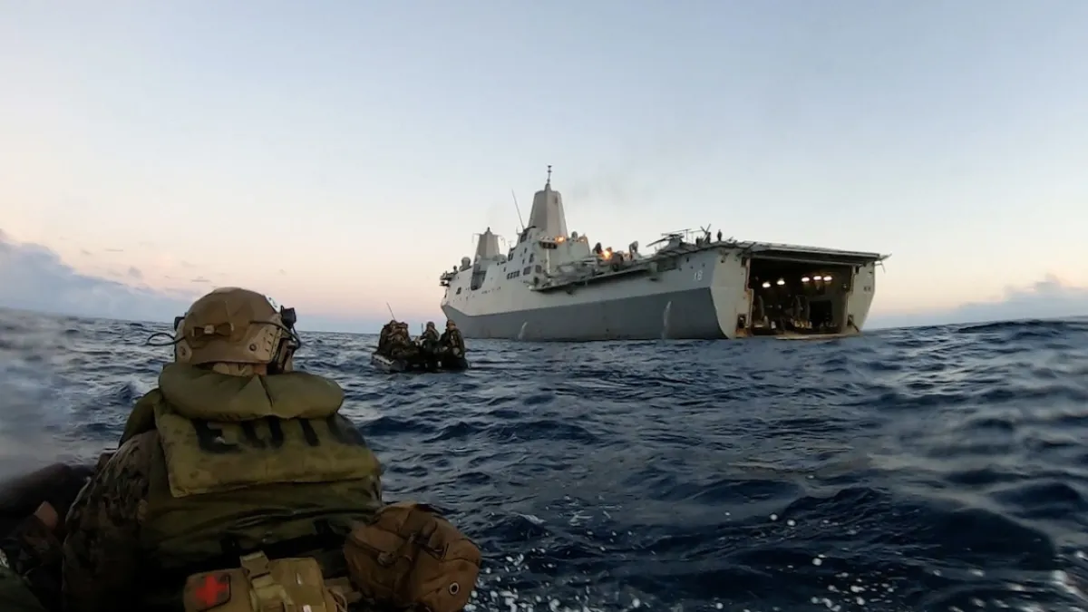 2022年8月2日,美軍陸戰隊第31遠征軍在東海海域進行演訓,不遠處為紐奧良號兩棲登陸艦。(美國海軍官網)