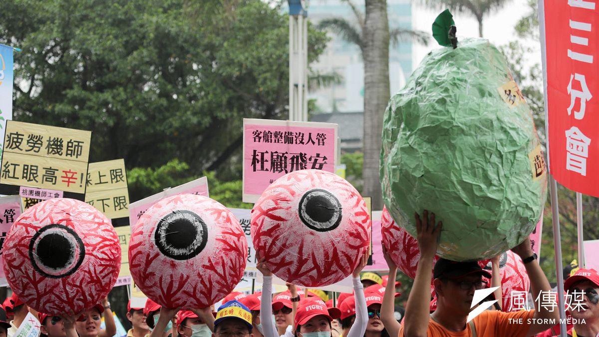勞工五一遊行立法院丟芭樂行動。(余志偉攝) 勞工五一遊行立法院丟芭樂行動。(余志偉攝)