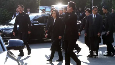 總統蔡英文前往三軍總醫院懷德廳弔唁黑鷹事故殉職將士。(蘇仲泓攝)