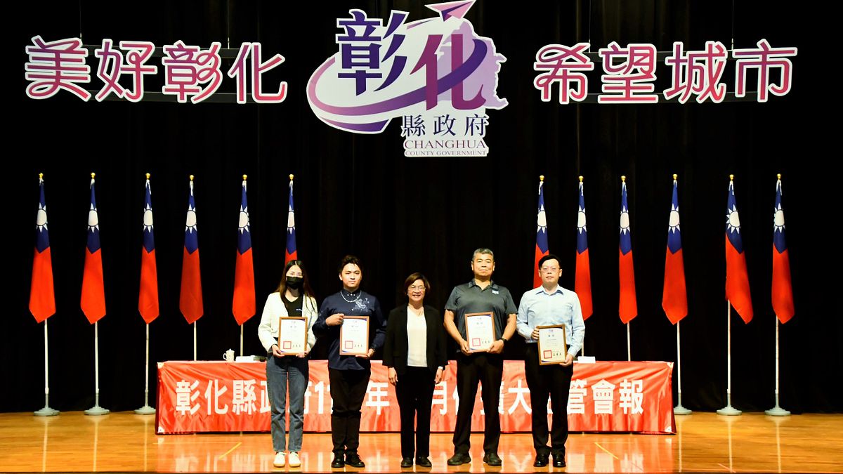 彰化縣長王惠美4/29擴大主管會報中親自頒獎表揚光興閣掌中劇團今年再度入選Taiwan Top演藝團隊。(圖/彰化縣政府) 彰化縣長王惠美4/29擴大主管會報中親自頒獎表揚光興閣掌中劇團今年再度入選Taiwan Top演藝團隊。(圖/彰化縣政府)