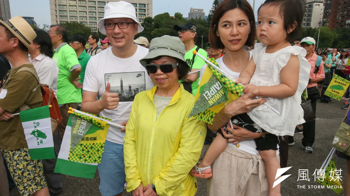 勞動部次長蘇麗瓊請辭。圖為她參加民進黨姚文智選舉造勢的「422機蛋大遊行」。(陳明仁攝)