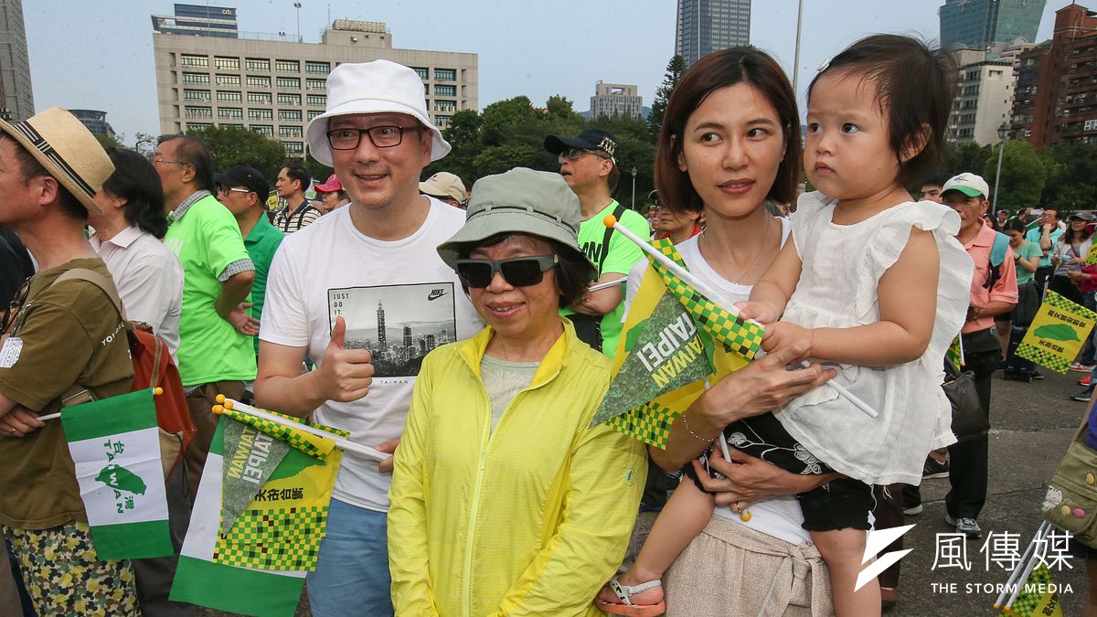 勞動部次長蘇麗瓊請辭。圖為她參加民進黨姚文智選舉造勢的「422機蛋大遊行」。(陳明仁攝) 勞動部次長蘇麗瓊請辭。圖為她參加民進黨姚文智選舉造勢的「422機蛋大遊行」。(陳明仁攝)