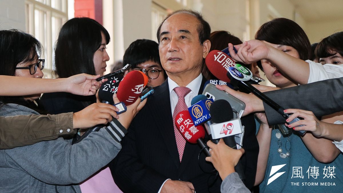 立法院長王金平22日表示,這幾天有和黨主席朱立倫談到立委輔選的問題,對於實力懸殊的艱困選區是否重新調整,也有簡單提到。(陳明仁攝) 立法院長王金平22日表示,這幾天有和黨主席朱立倫談到立委輔選的問題,對於實力懸殊的艱困選區是否重新調整,也有簡單提到。(陳明仁攝)