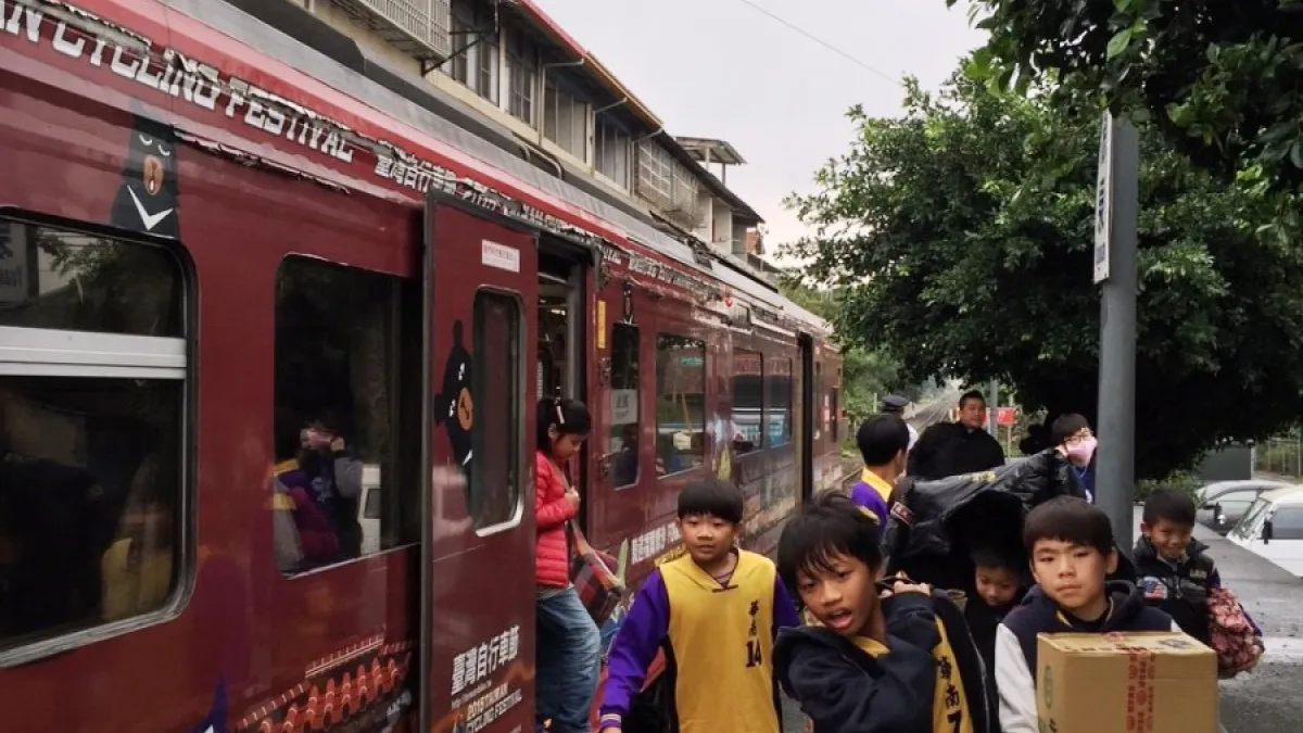 二水源泉國小籃球聯賽開幕 小選手搭火車赴賽