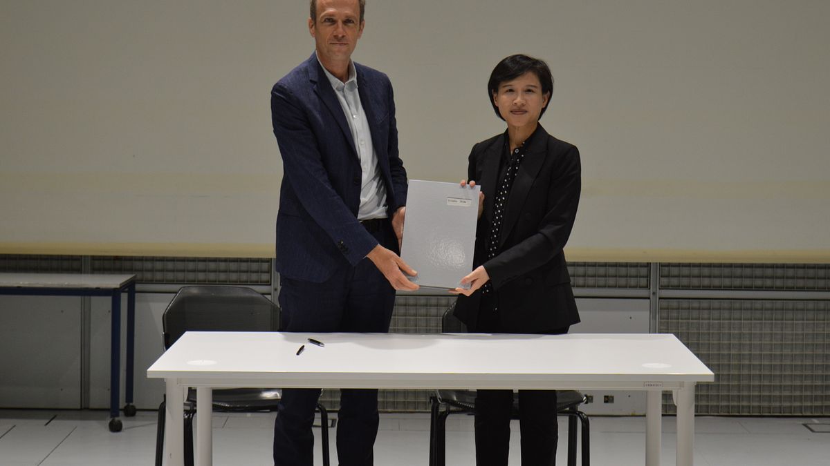 文化部長鄭麗君(右)9月中旬親赴法國,與法國音樂與聲響研究中心(IRCAM)總監馬德內(左)共同簽署合作意向書。(文化部提供) 文化部長鄭麗君(右)9月中旬親赴法國,與法國音樂與聲響研究中心(IRCAM)總監馬德內(左)共同簽署合作意向書。(文化部提供)