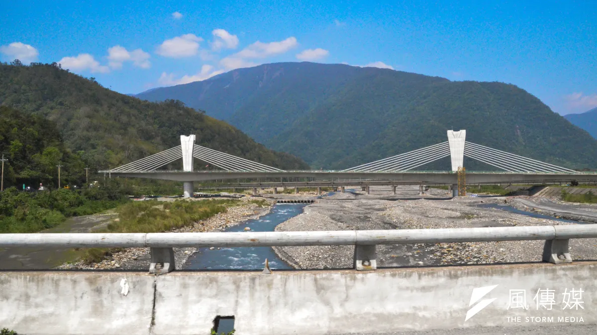 作者認為民進黨施政負評與日俱增,兩岸交流進入寒冬期,再加上反對蘇花改,卻又無能紓解交通難題,並呼籲政府請善待花東鄉民,給他們一條安全回家的路走。「台9線蘇花公路山區路段改善計畫」,簡稱「蘇花改」,此為南澳段橋樑。(資料照,陳明仁攝)