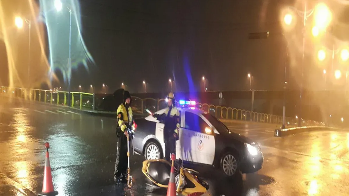 颱風天汽機車擦撞事故 警風雨中交通疏導