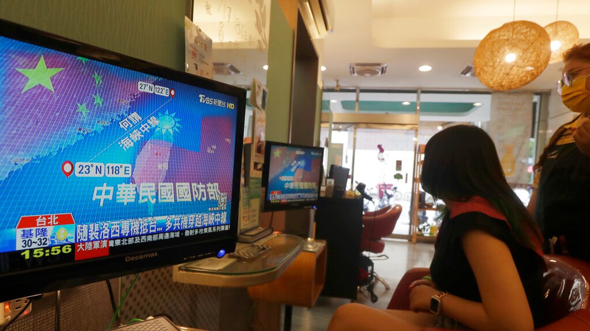 2022年8月4日,台北一間髮廊正在收看中共軍演的新聞。(美聯社) 2022年8月4日,台北一間髮廊正在收看中共軍演的新聞。(美聯社)