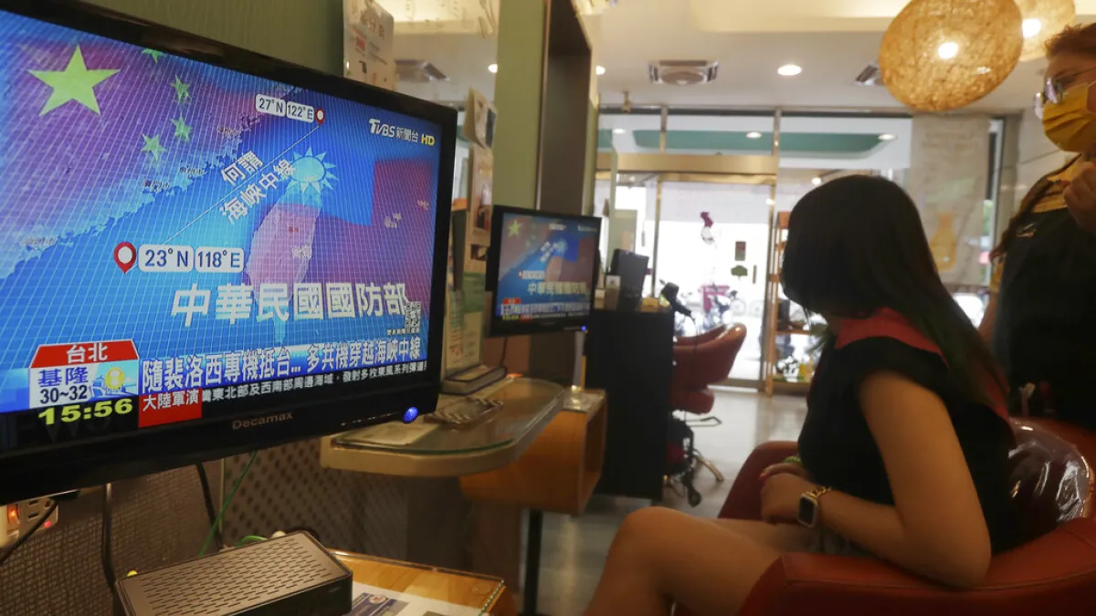2022年8月4日,台北一間髮廊正在收看中共軍演的新聞。(美聯社)