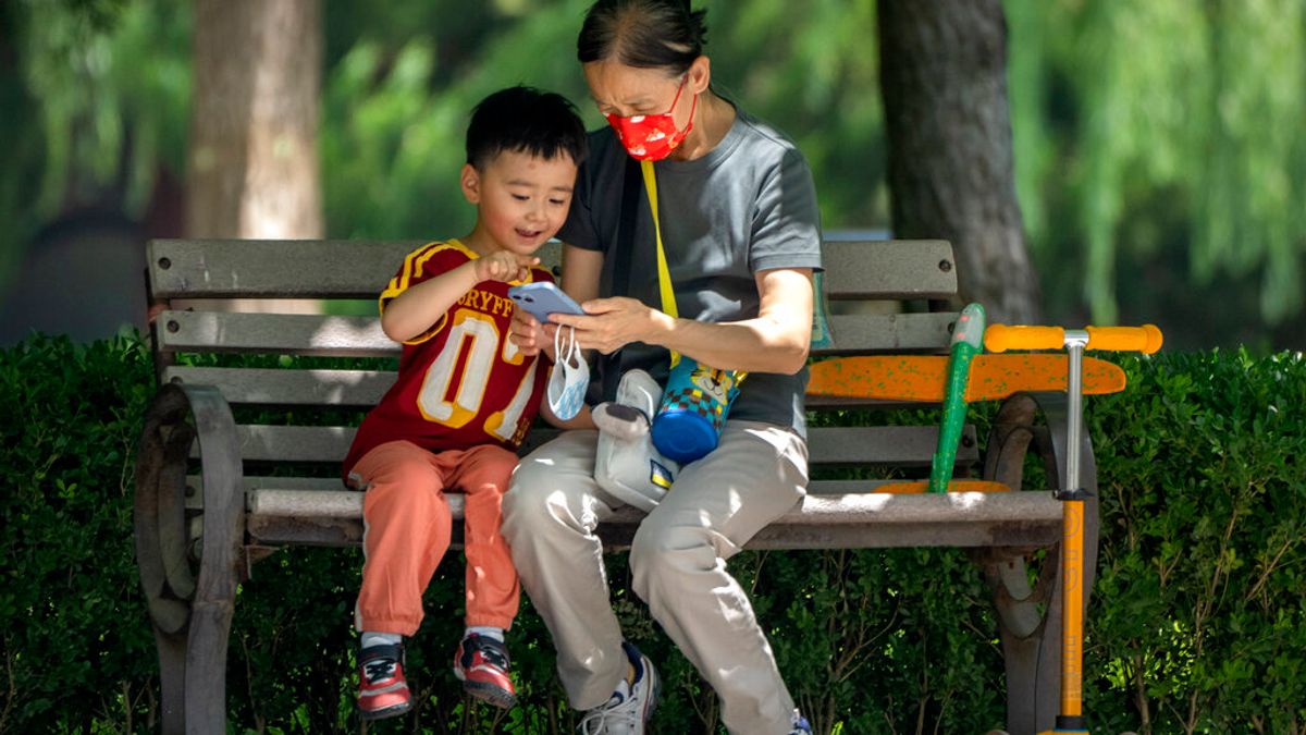 北京公園裡的一對祖孫。(美聯社) 北京公園裡的一對祖孫。(美聯社)
