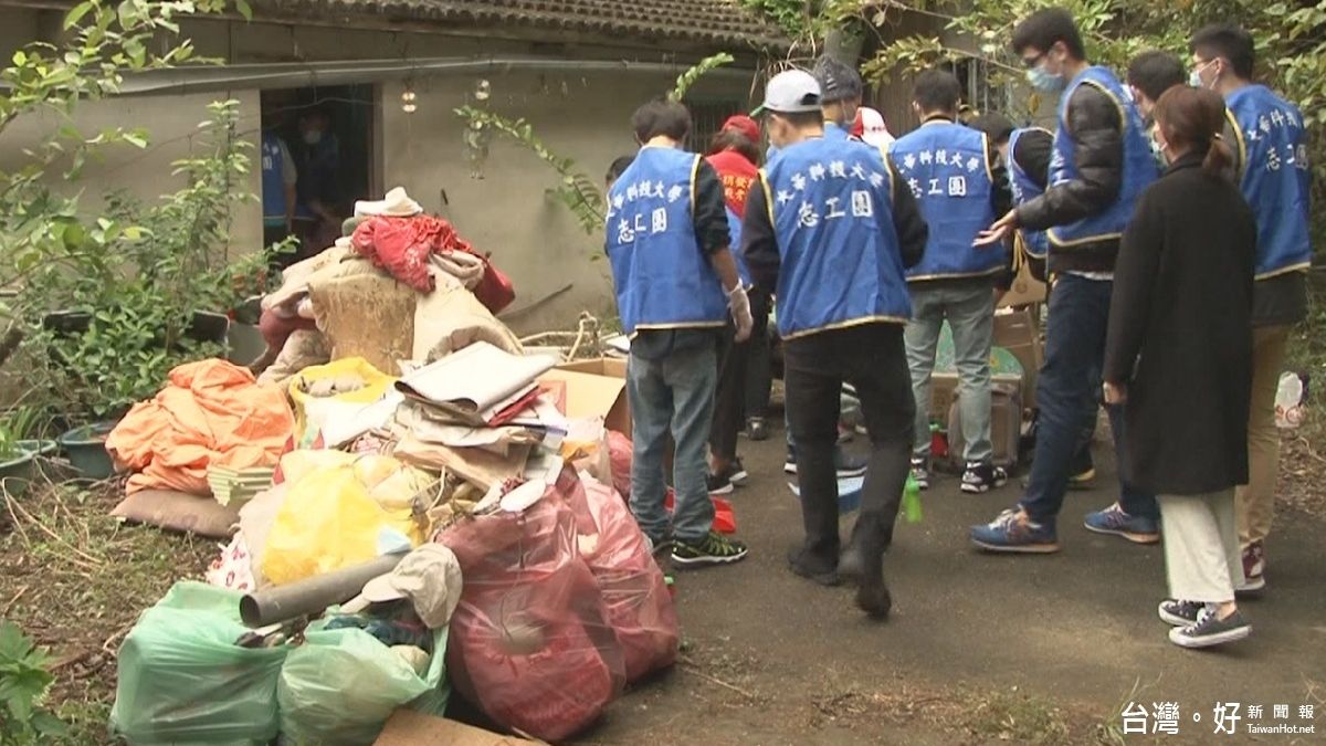 志工團上山服務 為獨居老人除舊布新 志工團上山服務 為獨居老人除舊布新
