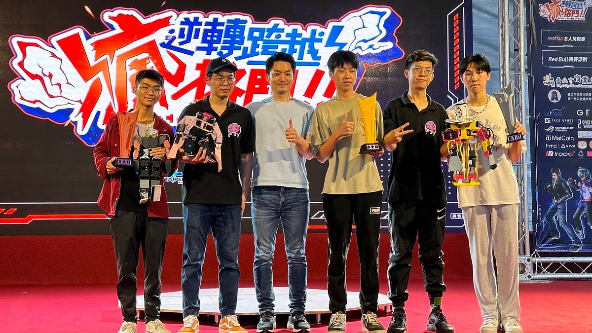 安(中)親臨體驗二足機器人趣味競賽。(圖/陳又嘉攝) 安(中)親臨體驗二足機器人趣味競賽。(圖/陳又嘉攝)