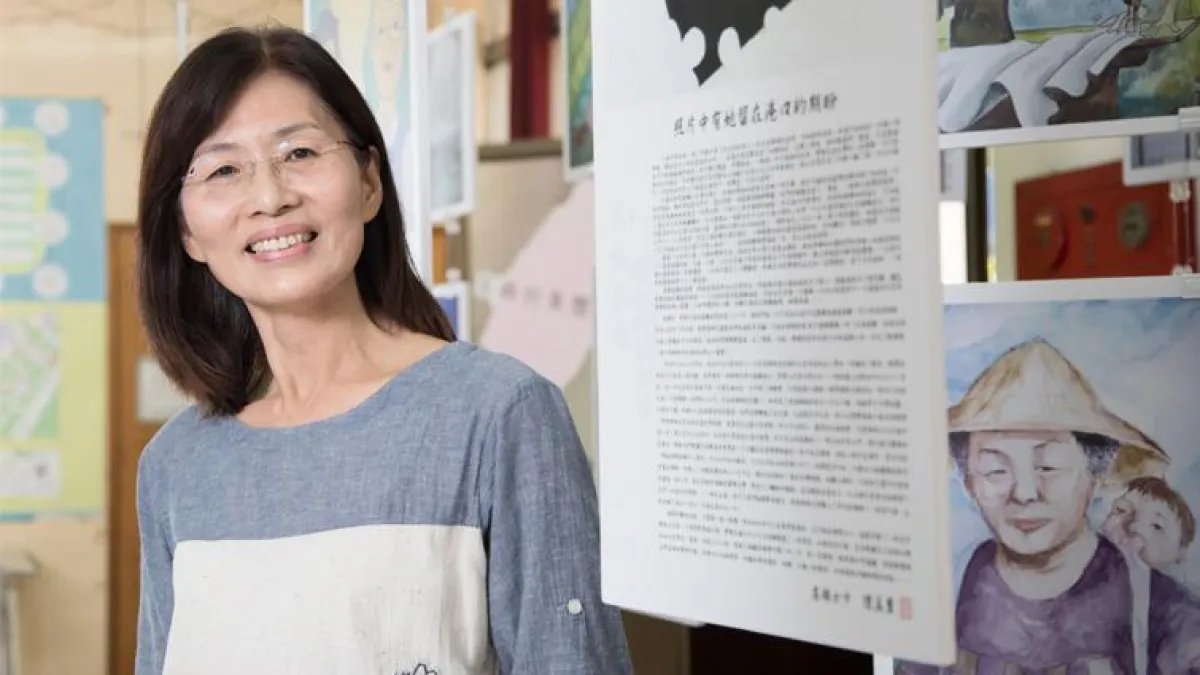 劉癸蓉講話輕柔,總是側身傾聽對方說話,不僅是美術老師也像同學的心靈醫師(圖/曾千倚攝,親子天下提供)