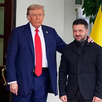 ウクライナのゼレンスキー大統領はいま「最悪を超えてさらに悪化する」状況に直面している。トランプ氏が示す「和平案」を受け入れれば、領土を手放す代わりに曖昧な安全保障しか得られず、数年後にロシアが再び侵攻する危険を残しかねない。(AP通信) ウクライナのゼレンスキー大統領はいま「最悪を超えてさらに悪化する」状況に直面している。トランプ氏が示す「和平案」を受け入れれば、領土を手放す代わりに曖昧な安全保障しか得られず、数年後にロシアが再び侵攻する危険を残しかねない。(AP通信)