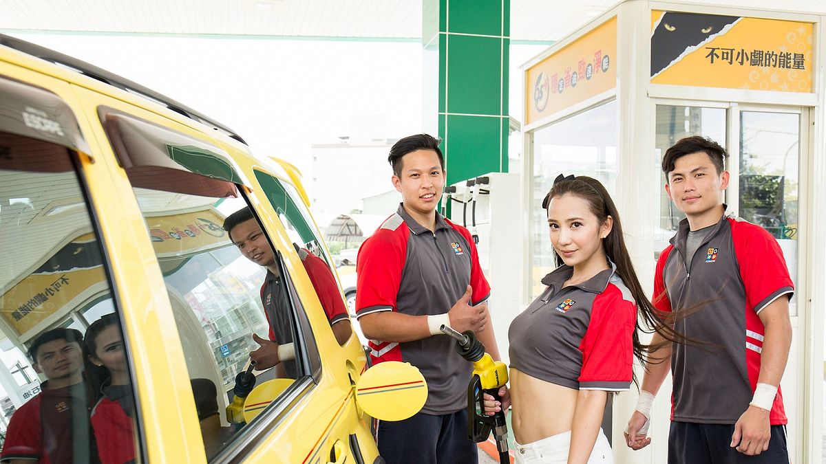 台塑石油員工表示,新制服十分透氣舒適同時兼具安全性,在夜間也能清楚辨視。(圖/台塑石化提供) 台塑石油員工表示,新制服十分透氣舒適同時兼具安全性,在夜間也能清楚辨視。(圖/台塑石化提供)