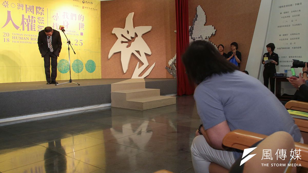 海軍司令黃曙光上將3日出席2018台灣國際人權影展開幕首映會,並於現場向持續追查兒子冤死的黃媽媽鞠躬道歉。(顏麟宇攝) 海軍司令黃曙光上將3日出席2018台灣國際人權影展開幕首映會,並於現場向持續追查兒子冤死的黃媽媽鞠躬道歉。(顏麟宇攝)
