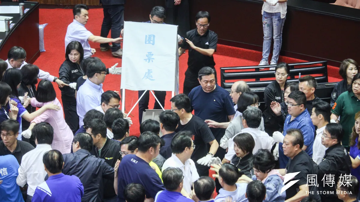 立院17日進行監院人事投票,國民黨一開始即表達審查無效,投票無效立場,並搶奪圈票區。(蔡親傑攝)