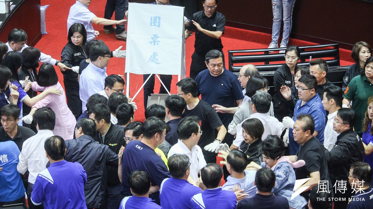 立院17日進行監院人事投票,國民黨一開始即表達審查無效,投票無效立場,並搶奪圈票區。(蔡親傑攝) 立院17日進行監院人事投票,國民黨一開始即表達審查無效,投票無效立場,並搶奪圈票區。(蔡親傑攝)