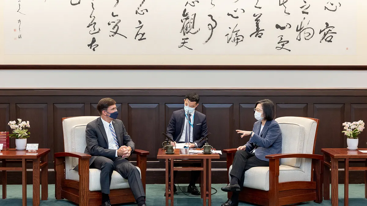 美國國防部前部長艾斯培(左一)率團晉見總統蔡英文(右一)。(總統府提供)