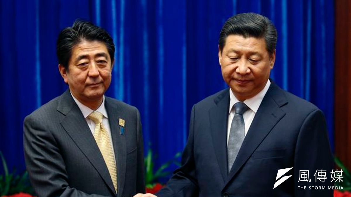 日本首相安倍(左)中國國家主席習近平(右)10日會面,兩人表情尷尬。(美聯社) 日本首相安倍(左)中國國家主席習近平(右)10日會面,兩人表情尷尬。(美聯社)