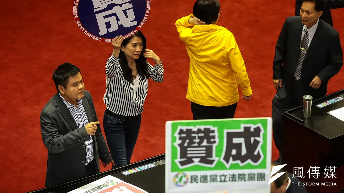 民進黨執政兩年就讓政黨認同出現逆轉變化。圖為國民兩黨立委在立法院各自為其支持的法案舉牌。(顏麟宇攝)