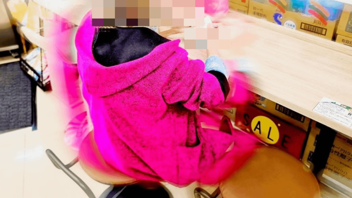 一名網友在網路上分享,有位阿婆向他借錢買便當,轉頭卻跑去買菸。(圖/翻攝自FB) 一名網友在網路上分享,有位阿婆向他借錢買便當,轉頭卻跑去買菸。(圖/翻攝自FB)