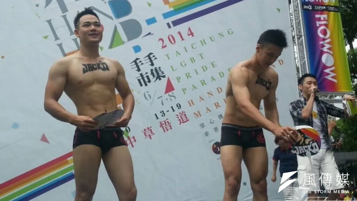 台中同志遊行8日舉行,今年主題為「牽手」,意在爭取婚姻平權。(林瑋豐攝)
