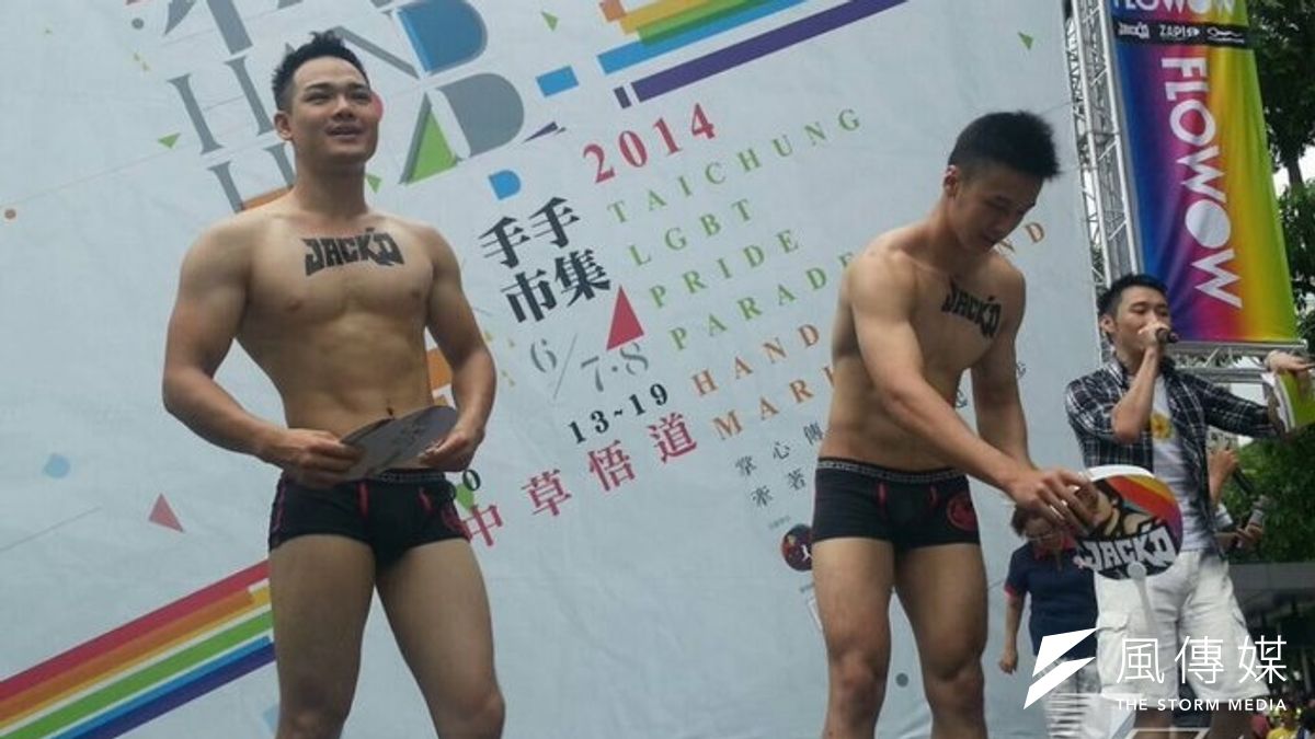 台中同志遊行8日舉行,今年主題為「牽手」,意在爭取婚姻平權。(林瑋豐攝) 台中同志遊行8日舉行,今年主題為「牽手」,意在爭取婚姻平權。(林瑋豐攝)