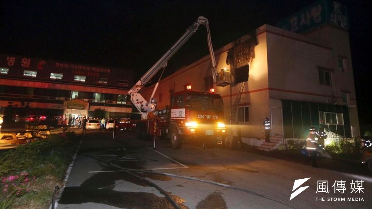 南韓一家療養院28日凌晨發生大火,至少造成21人死亡、7人重傷。(美聯社) 南韓一家療養院28日凌晨發生大火,至少造成21人死亡、7人重傷。(美聯社)