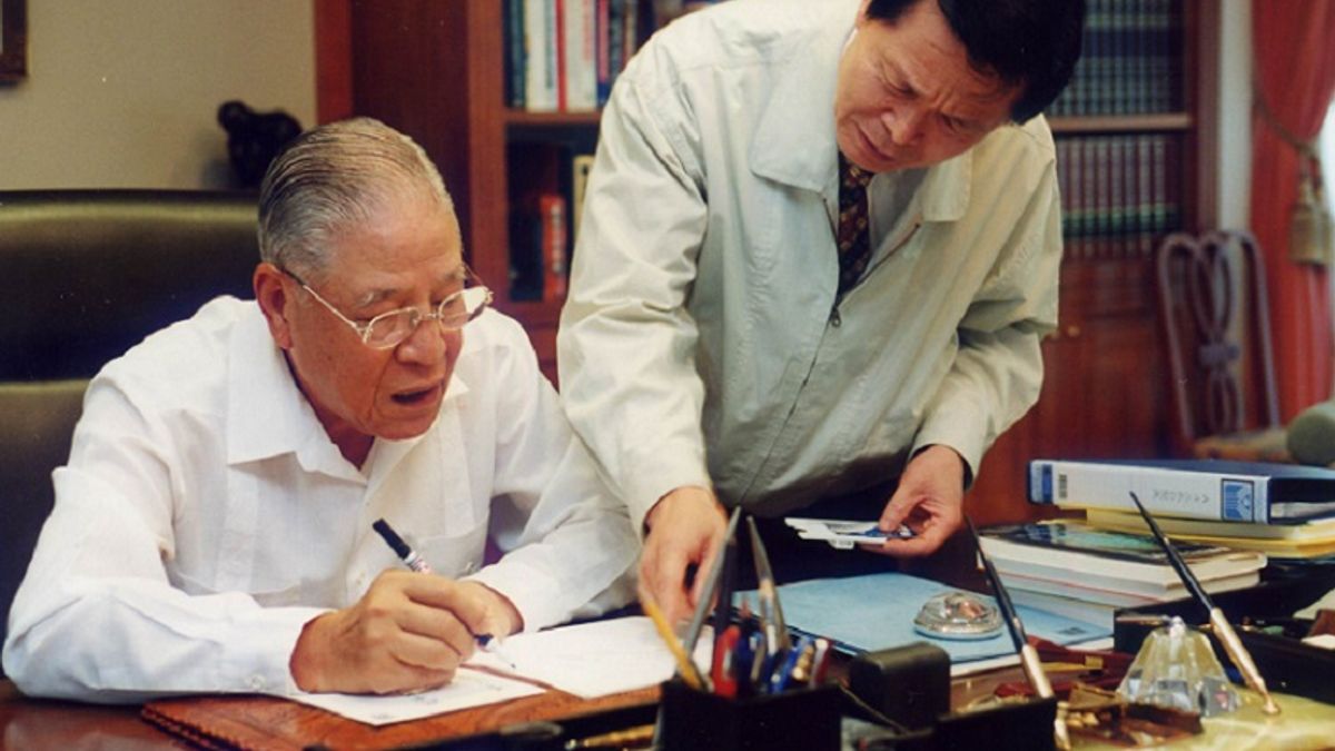 作者為李登輝辦理國民黨員總登記,李登輝成為終身黨員 (2000年9月)(趙守博提供) 作者為李登輝辦理國民黨員總登記,李登輝成為終身黨員 (2000年9月)(趙守博提供)