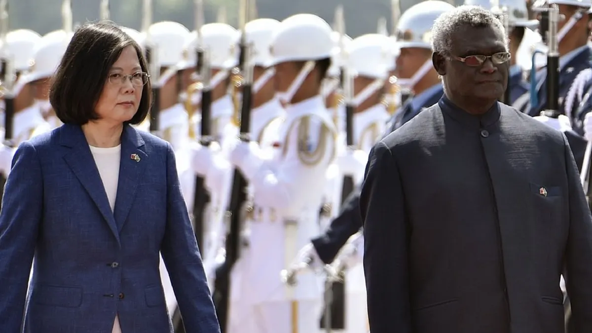 所羅門群島總理蘇嘉瓦瑞2017年訪問台灣時與蔡英文見面。(BBC中文網)