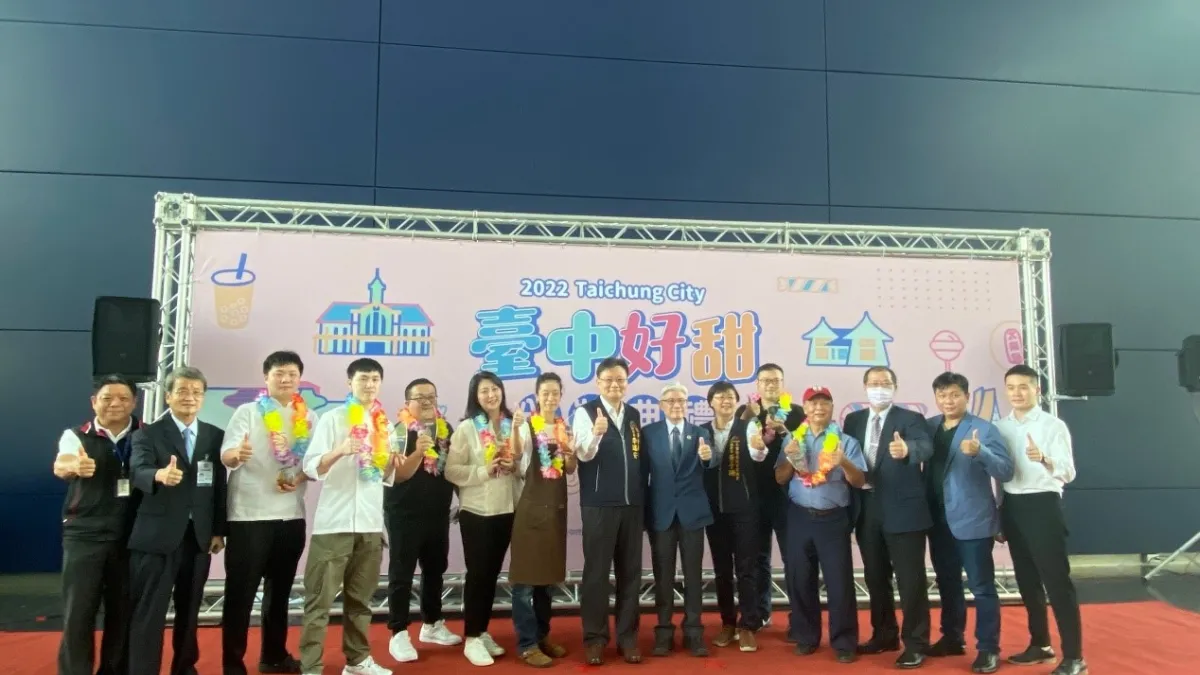 「2022臺中好甜」獲獎之甜品組業者合影。(圖/王秀禾攝)