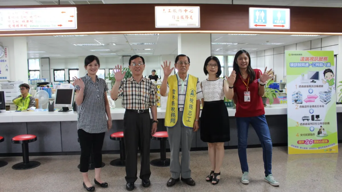 銀髮族新時尚,高齡志工正流行!堪稱各種稅務疑難雜症活字典的廖文標(中),是稅務機關後輩心目中的超級偶像。(老五老基金會提供)