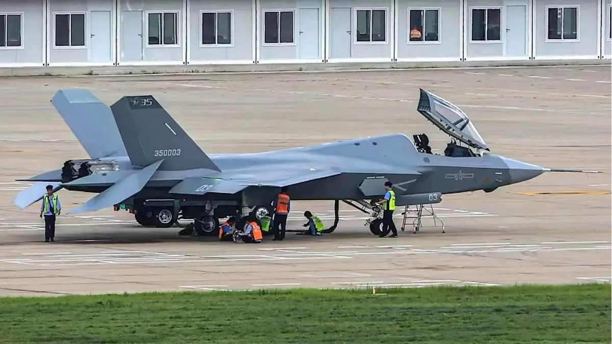 中共在今年珠海航展上首度公開的殲-35A戰鬥機。(許劍虹提供) 中共在今年珠海航展上首度公開的殲-35A戰鬥機。(許劍虹提供)