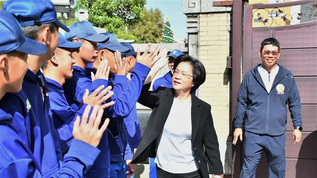 中信盃黑豹旗全國高中棒球大賽,彰化藝術高中棒球隊表現優異躋身前8名,縣長王惠美逐一跟選手擊掌鼓舞。(圖/彰化縣政府) 中信盃黑豹旗全國高中棒球大賽,彰化藝術高中棒球隊表現優異躋身前8名,縣長王惠美逐一跟選手擊掌鼓舞。(圖/彰化縣政府)