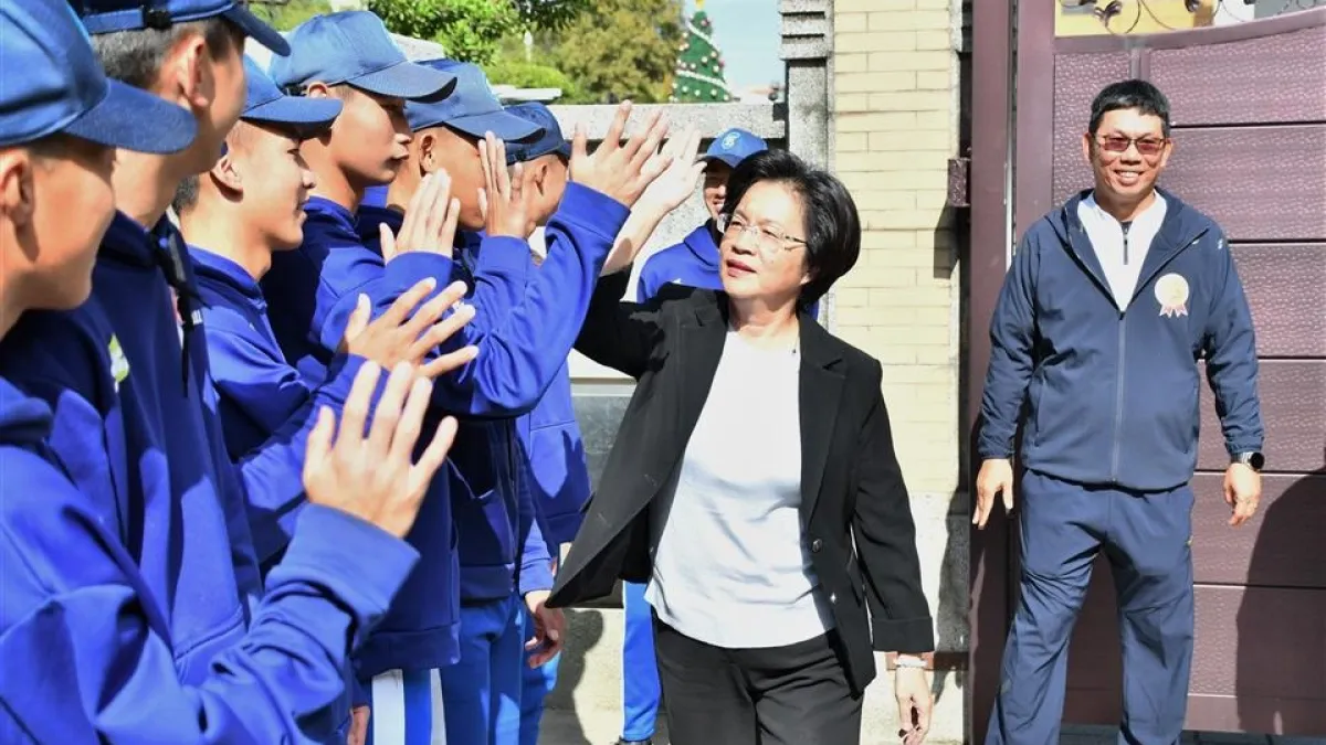 中信盃黑豹旗全國高中棒球大賽,彰化藝術高中棒球隊表現優異躋身前8名,縣長王惠美逐一跟選手擊掌鼓舞。(圖/彰化縣政府)