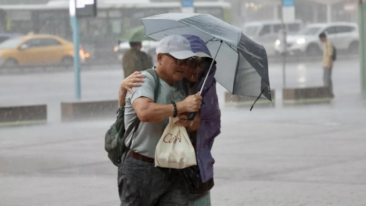 中央氣象署提醒,受低壓帶與西南風影響,周五至周日(21日至23日)中南部防豪雨,沙德爾颱風則持續增強朝琉球海域移動。(圖/中央社)