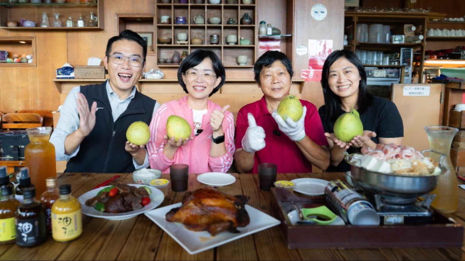 中秋摘柚子拚休閒農業!蘇巧慧八里體驗柚子醋 端「智慧農場+體驗型農園」政見