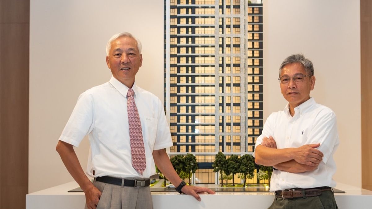 德鄰豊外觀模型示意圖,德鄰建設董事長(右一)葉錦發與同興營造董事長葉錦森(左一)。(圖/業者提供) 德鄰豊外觀模型示意圖,德鄰建設董事長(右一)葉錦發與同興營造董事長葉錦森(左一)。(圖/業者提供)