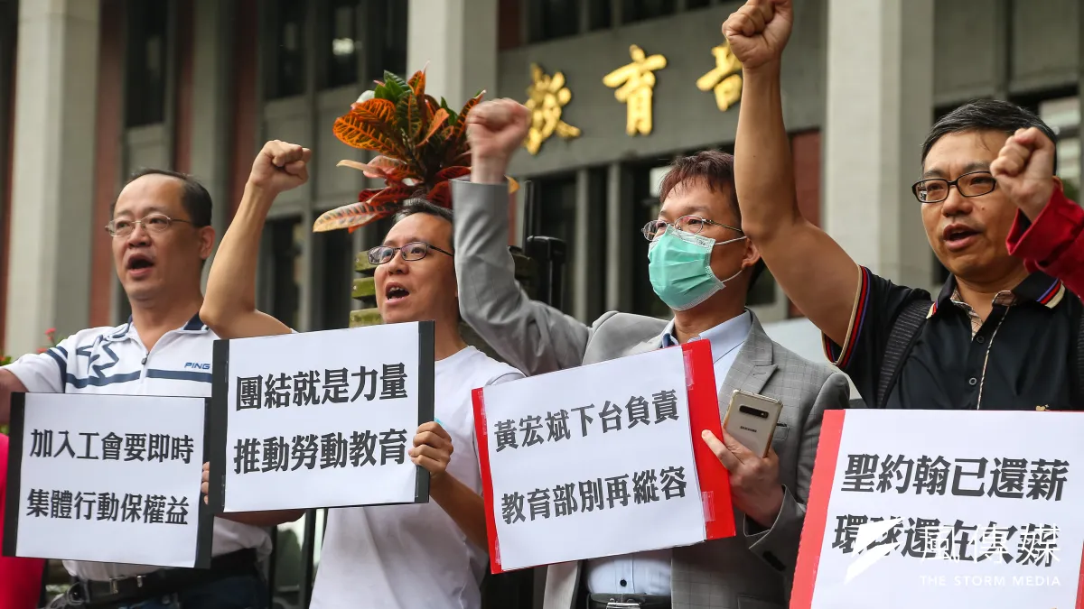 環球科大爆出非法欠薪爭議,多名環球科大教師,第五度北上教育部陳情,教育部技職司專委柯今尉今(22)日接受陳情,並表示昨日已經開出新台幣10萬元罰單,要求環球科大在31日前把欠薪補齊。(顏麟宇攝)