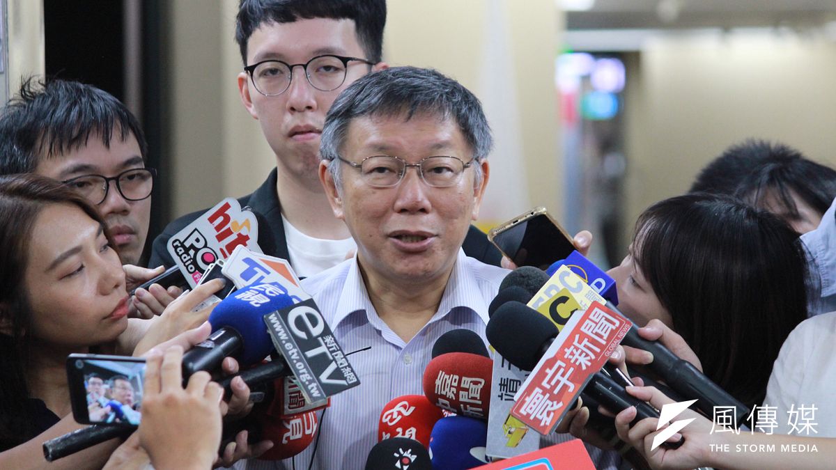 針對日前開砲公股銀行的董事長都要去募選舉經費幾十億元一事,台北市長柯文哲表示,「這種大的樁腳要負責募款的扣打,本來行之有年,又不是現在才有的」,並直言「玻璃心一大堆」。(資料照,方炳超攝) 針對日前開砲公股銀行的董事長都要去募選舉經費幾十億元一事,台北市長柯文哲表示,「這種大的樁腳要負責募款的扣打,本來行之有年,又不是現在才有的」,並直言「玻璃心一大堆」。(資料照,方炳超攝)